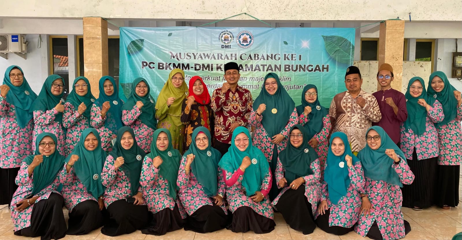 Jajaran pengurus Pimpinan Cabang BKMM DMI Kecamatan Bungah mengabadikan momen bersama dengan Camat Bungah serta Ketua PD BKMM DMI Nyai Hj. Dr. Aminatun Habibah. Foto: dok PC BKMM DMI Kecamatan Bungah/NUGres