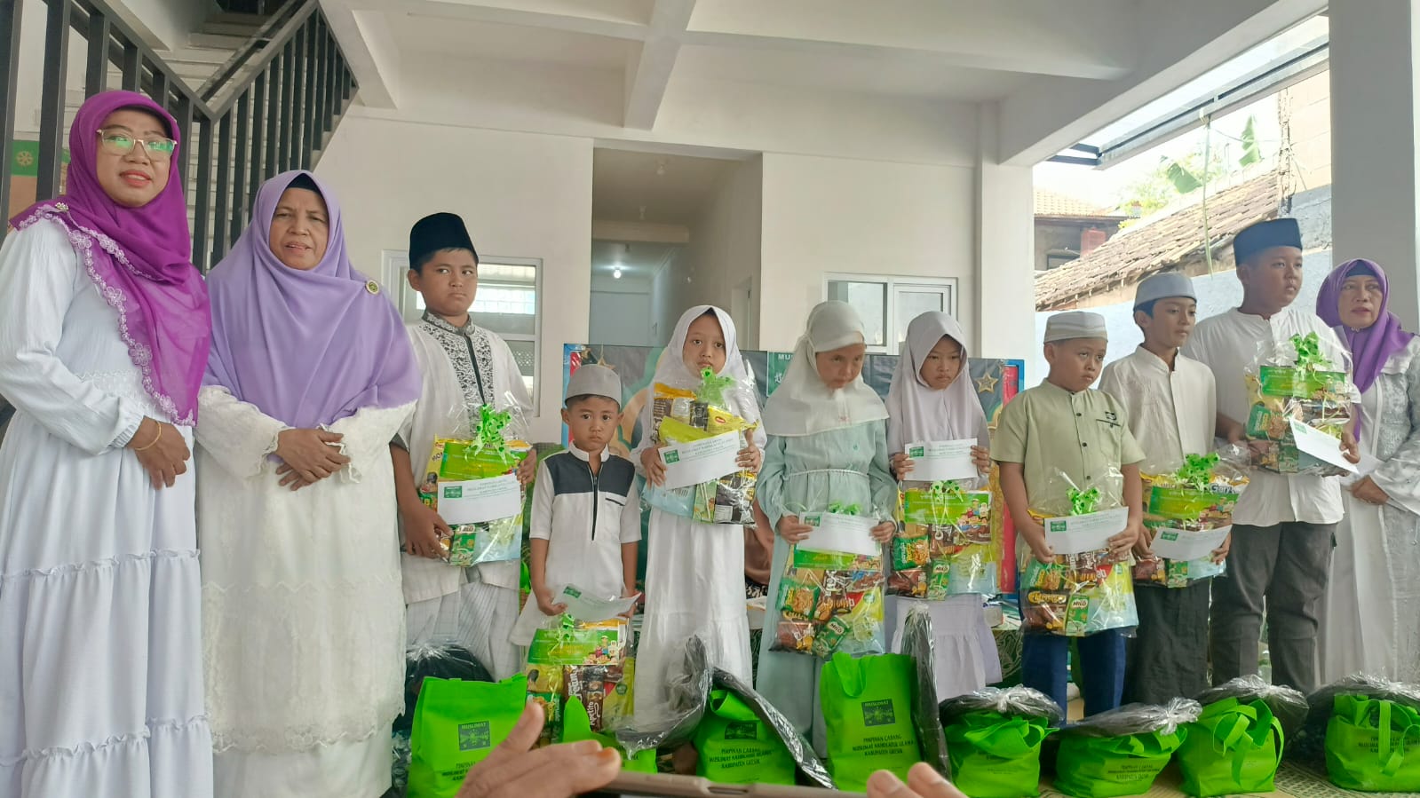 Penyerahan santunan kepada puluhan anak Yatim dilakukan disela konsolidasi agenda PC Muslimat NU Gresik. Foto: dok PC Muslimat NU Gresik/NUGres