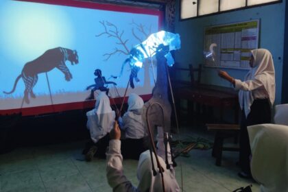 SERU. Siswa SMP Mua'llimat NU Gresik mementaskan wayang usai mendapatkan workshop dari komunitas Animawayang, Senin (21/7/2025). Foto: dok SMP Mua'llimat NU Gresik/NUGres