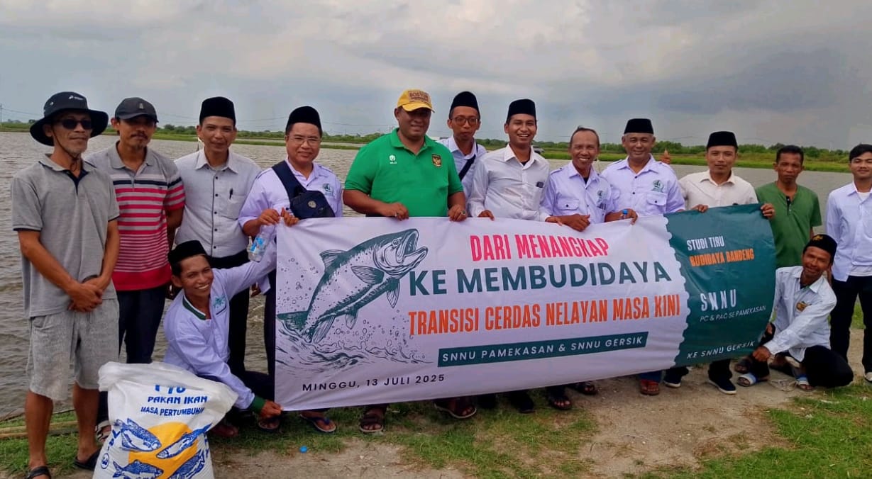 PC SNNU Pamerkasan dan Gresik bersama Kades dan petambak pangkajwtan mengabadikan momen di kawasan kampung Bandeng