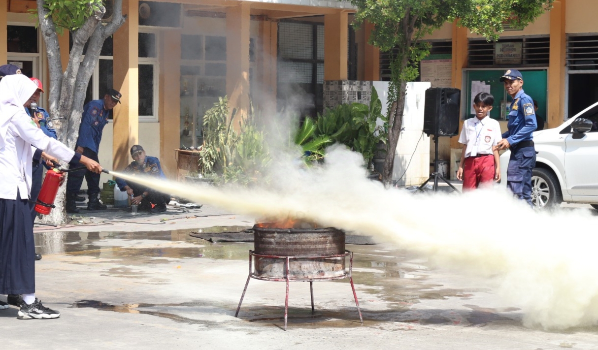 Di depan para siswa, tim Pemadam Kebakaran (Damkar) Kabupaten Gresik unjuk keahlian guna memberikan edukasi dan mengajak simulasi. Foto: dok SMP YPI Darussalam 1 Cerme/NUGres