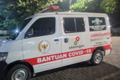 Ambulans Klinik Mabarrot MWCNU Wringinanom, Gresik, pengantar jenazah asal Karawang. Foto: dok LKNU Gresik/NUGres