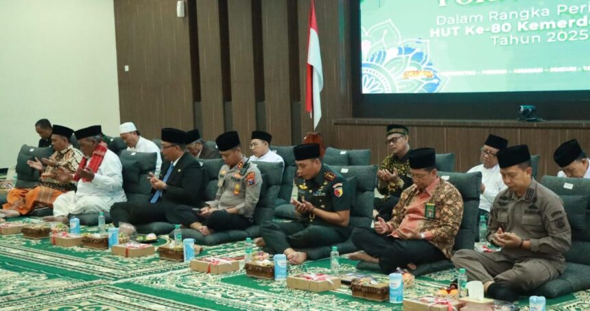 Polres Gresik bersama Forum Komunikasi Pimpinan Daerah (Forkopimda), serta tokoh lintas elemen Kabupaten Gresik melaksanakan doa bersama dalam rangka memperingati HUT ke-80 Kemerdekaan RI, Kamis (14/8/2025). Foto: dok Humas Polres Gresik/NUGres