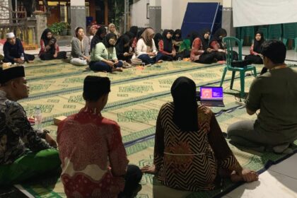 Pimpinan Ranting (PR) IPNU IPPNU Gedangan Sidayu Gresik, bekerja sama dengan mahasiswa BKK Universitas Airlangga Surabaya (Unair) menggelar seminar kesehatan, Jumat (1/8/2025). Foto: dok PR IPNU IPPNU Gedangan/NUGres