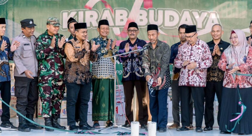 Para pemangku Yayasan Pondok Pesantren Qomaruddin beserta sejumlah tokoh Gresik secara resmi melakukan Grand Opening Qoffmart & Culinary di tengah berlangsungnya kirab budaya dalam peringatan Tahun Baru Islam 1447 Hijriah, Kamis 31 Juli 2025. Foto: Qomaruddin Media/NUGres