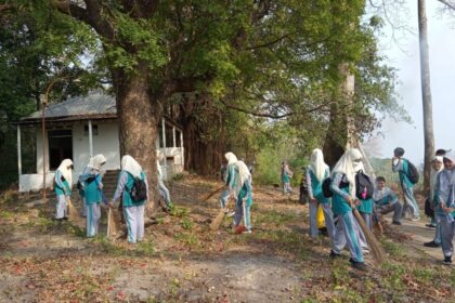 Para siswa bergotong royong membersihkan lingkungan madrasah, dalam rangkaian Pekan Pesta Rakyat MTs Ma'arif Gresik sekaligus menyambut HUT ke-80 Kemerdekaan RI. Foto: dok M-Sakti/NUGres