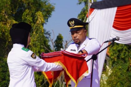 Rekanita Fia, Kader Ikatan Pelajar Putri Nahdlatul Ulama (IPPNU) asal Pimpinan Komisariat SMK Hidayatul Ummah, saat mengemban tugas sebagai Pembawa Baki Bendera Sang Merah Putih pada Upacara Peringatan HUT ke-80 Kemerdekaan RI di Kecamatan Balongpanggang, Gresik, Ahad (17/8/2025). Foto: Samsul/NUGres