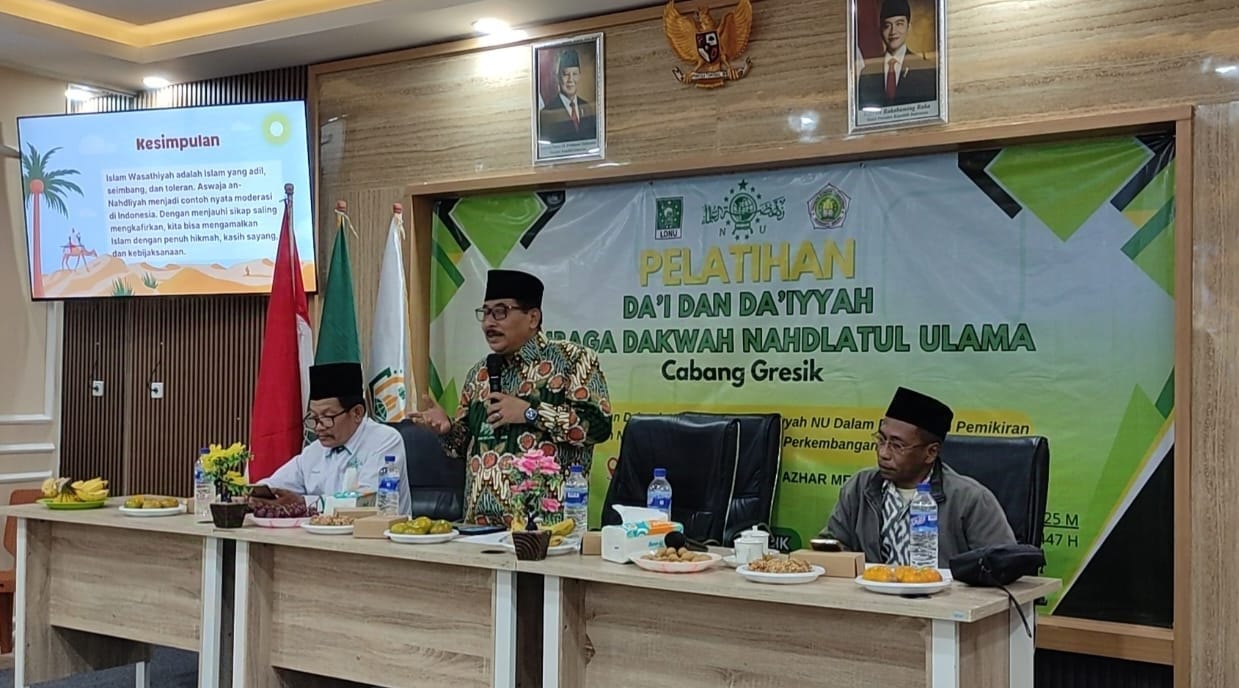 Ketua LDNU Jawa Timur, KH Syukron Jazilan saat memaparkan materi kepada peserta Pelatihan Dai-Daiyyah PC LDNU Gresik. Foto: NUGres 