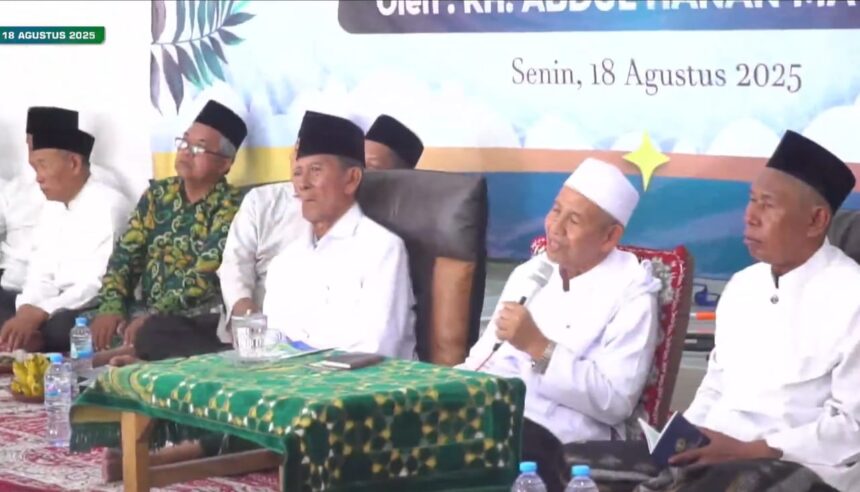 Pendiri sekaligus Pengasuh Pondok Pesantren Fathul Ulum Kwagean Kediri, KH Abdul Hannan Ma'shum menyampaikan serangkaian nasihat saat hadir dalam acara doa bersama dan ijazah kitab Silahul Mubalighin Juz 2 yang diselenggarakan oleh BP3MNU Randegansari, Driyorejo, Gresik. Foto: YouTube SMK Maarif NU Driyorejo