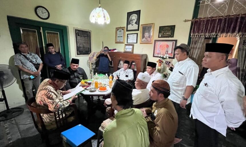 Mustasyar PBNU Prof. Dr. KH. Said Aqil Sirodj mengunjungi Rumah Arsip Nahdlatul Ulama milik KH. Umar Burhan di Jl. Nyai Ageng Arem-Arem, Kecamatan Gresik, Kabupaten Gresik pada Ahad (10/8/2025). Foto: ist/NUGres