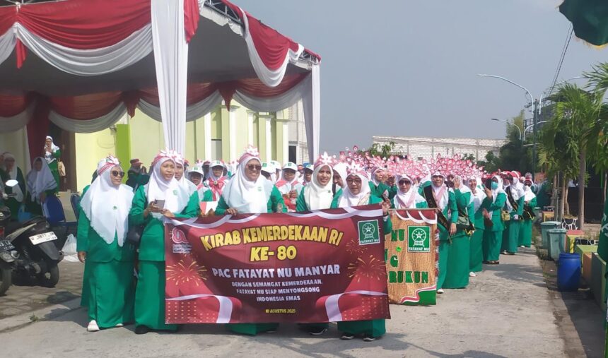 Ratusan anggota Fatayat Nahdlatul Ulama (NU) dari seluruh Pimpinan Ranting se-Anak Cabang Manyar, Gresik memeriahkan peringatan HUT ke-80 RI dengan menggelar Kirab Kemerdekaan pada Ahad (10/8/2025). Foto: dok PAC Fatayat NU Manyar/NUGres