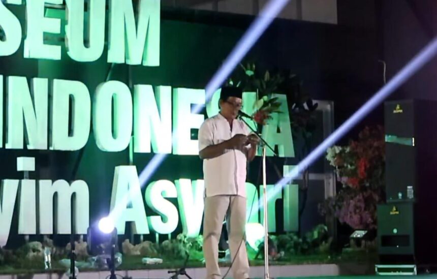 Penyair Nasional Mardi Luhung saat membacakan puisi dalam acara perayaan ke-80 Tahun Kemerdekaan RI dan Hari Jadi ke-6 Jejaring Duniasantri, Rabu (20/8/2025). Foto: YouTube Tebuireng Official