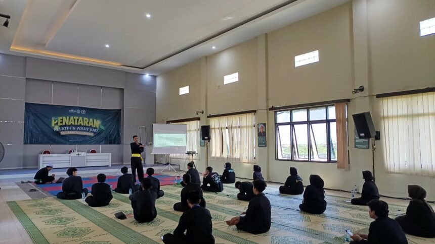 Sebanyak 21 Peserta utusan Pimpinan Anak Cabang (PAC) Pagar Nusa se-Gresik mengikuti Penataran Pelatih dan Wasit Juri Tahun 2025 yang diselenggarakan oleh Pimpinan Cabang (PC) Pagar Nusa Gresik pada 29 - 31 Agustus 2025. Foto: dok PC Pagar Nusa/NUGres