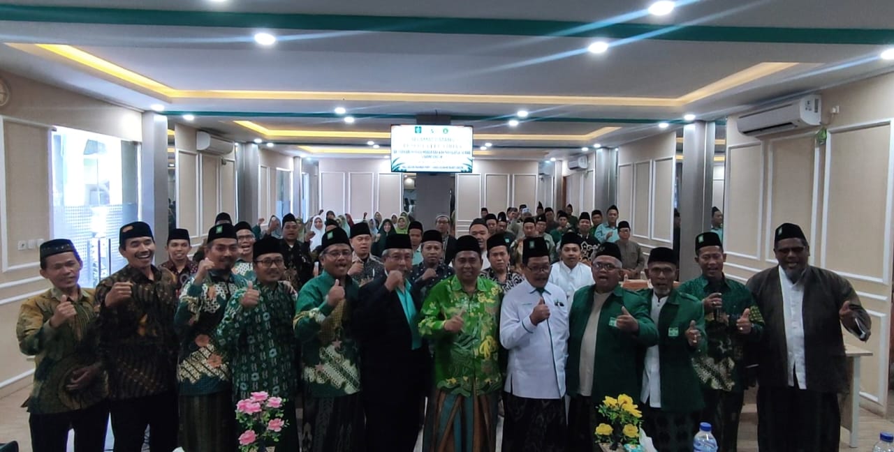 Ketua Tanfidziyah PCNU Gresik Dr KH Mulyadi MM bersama jajaran pengurus PC LDNU Gresik mengabadikan momen dengan berfoto bersama. Foto: NUGres