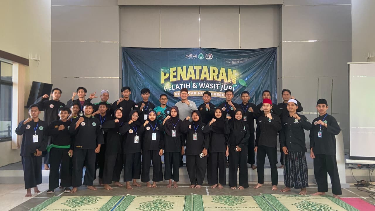 Peserta dan Pengurus Pimpinan Cabang Pagar Nusa Gresik berfoto bersama di sela berlangsungnya Penataran Wasit dan Juri Tahun 2025. Foto: dok PC Pagar Nusa Gresik