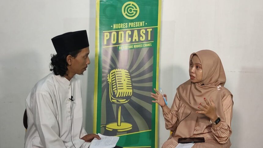 Ketua STIE NU Trate Gresik, Zainab SE., M.SA., dalam sesi Podcast "Dengar Cerita" NUGres Channel. Foto: NUGres