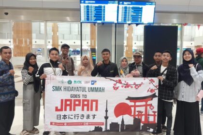 Kepala SMK Hidayatul Ummah Balongpanggang Gresik, Yulistianah, saat melepas keberangkatan siswa untuk magang ke Jepang pada Kamis (21/8/2025). Foto: dok SMK Hidayatul Ummah Balongpanggang/NUGres