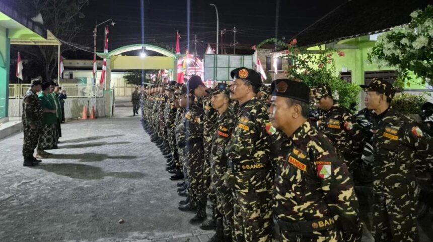 Ratusan Barisan Ansor Serbaguna (Banser) dari Satuan Koordinasi Rayon Kecamatan Benjeng melakukan Apel Pasukan menjelang kegiatan renungan suci, tahlil, doa bersama dan ziarah makam pahlawan, Sabtu (16/8/2025) menjelang tengah malam. Foto: dok Satkoryon Banser Benjeng/NUGres