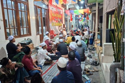 Suasana tasyakuran warga kampung Tlogo pojok Gresik dalam menyambut momen Hari Ulang Tahun ke-80 Kemerdekaan Republik Indonesia, Sabtu (16/8/2025). Foto: Qomar/NUGres