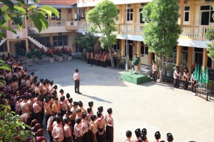 Warga sekolah di SMP YPI Darussalam 1 Cerme Gresik dengan kompak dan khidmat mengikuti pelaksanaan upacara bendera dalam rangka memperingati Harlah 96 Tahun LP Ma'arif NU. Foto: dok SMP YPI Darussalam 1 Cerme/NUGres