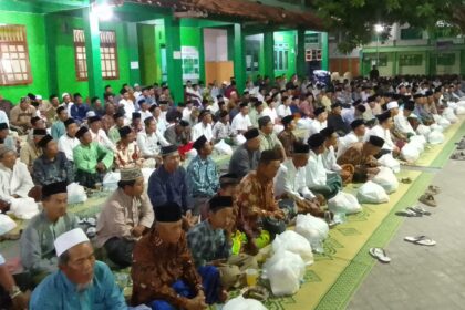 Lautan jamaah dengan penuh khidmat mengikuti peringatan Haul ke-7 almaghfurlah KH Moh Sabiq Abdullah di Pesantren Al Karimi Gresik, Ahad (31/8/2025) malam. Foto: Syafik Hoo/NUGres