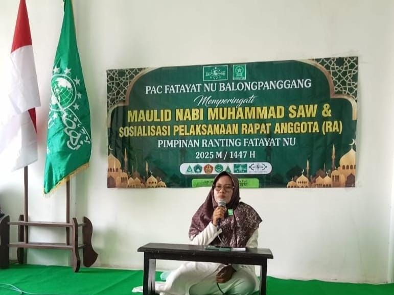 Ketua PAC Fatayat NU Balongpanggang, Maria Ulfa saat menyampaikan sambutan dan pengarahan. 