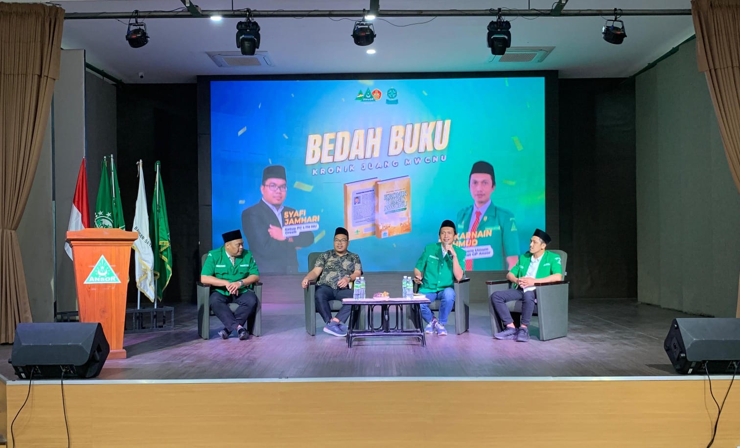 Pelantikan juga diwarnai dengan kegiatan intelektual berupa bedah buku karya tokoh NU berjudul “Kronik Juang MWCNU.”