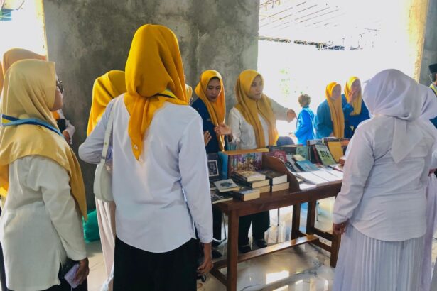 Bekerja sama dengan Panitia PKKMB Universitas Qomaruddin, Pengurus Komisariat Pergerakan Mahasiswa Islam Indonesia (PK PMII) Qomaruddin Evolution Gresik turut berpartisipasi dengan menghadirkan Lapak Baca Buku, Selasa (9/9/2025). Foto: dok PK PMII Qomaruddin Evolution Gresik/NUGres