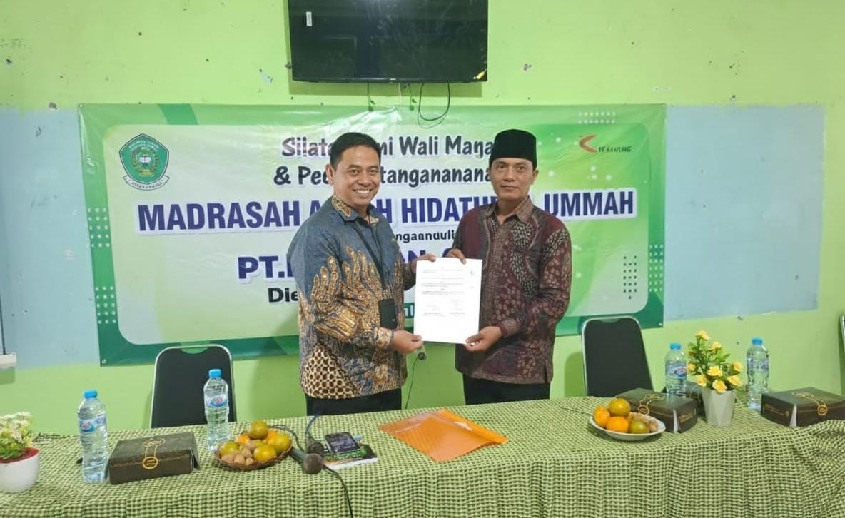 Madrasah Aliyah (MA) Hidayatul Ummah Balongpanggang, Gresik, menjalin kerja sama dengan PT. Kawung untuk penyaluran tenaga kerja bagi para alumni, Kamis (11/9/2025). Foto: Samsul/NUGres