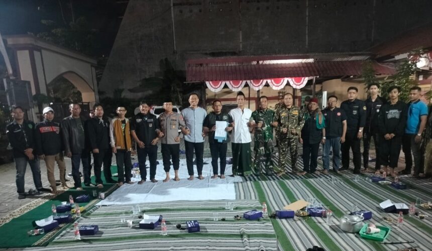 Pengurus Majelis Wakil Cabang Nahdlatul Ulama (MWCNU) Keboma bersama dengan Forum Koordinasi Pimpinan Kecamatan (Forkopimcam) meneken komitmen bersama dalam menjaga situasi kondusif. Foto: dok MWCNU Kebomas/NUGres