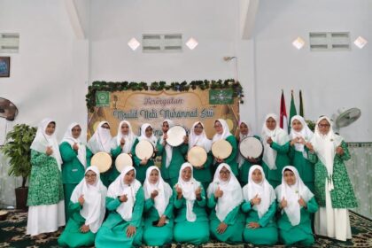 Upaya mengembangkan syiar Islami di tengah masyarakat, PAC Fatayat NU Manyar Gresik kini memiliki qasidah Al Banjari As-Shofa. Foto: dok PAC Fatayat NU Manyar/NUGres