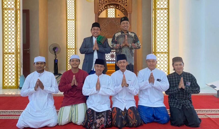 Pengurus Remaja Masjid KH Robbach Ma'sum periode 2025 - 2027 bersama PD DMI Gresik mengabadikan momen pasca menyelenggarakan pembinaan. Foto: Samsul/NUGres