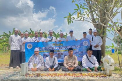 Di makbarah KH Robbach Ma'shum, Pengurus Remaja Masjid KH Robbach Ma'sum Kawasan Islamic Center Kabupaten Gresik Dilantik, Ahad (21/9/2025). Foto: Samsul/NUGres