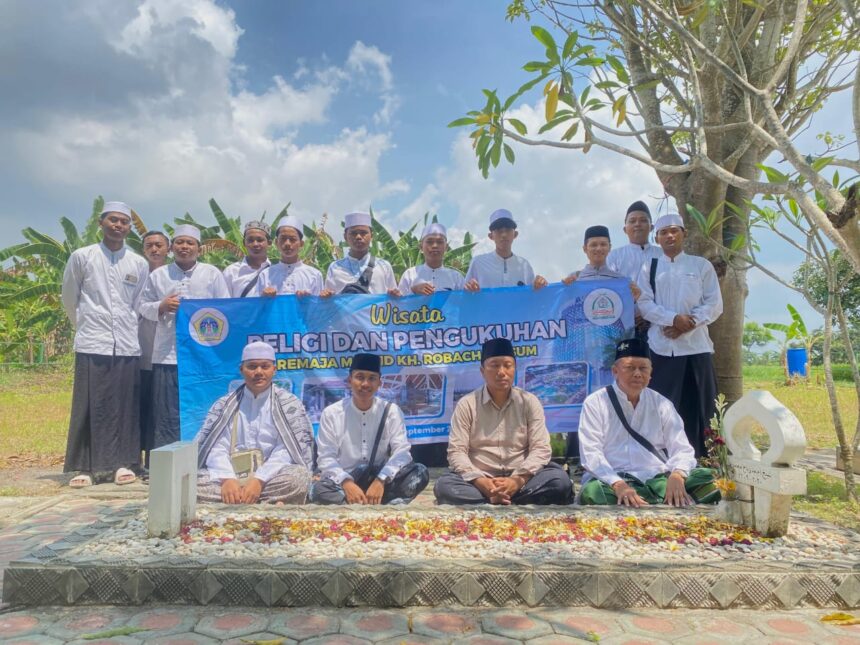 Di makbarah KH Robbach Ma'shum, Pengurus Remaja Masjid KH Robbach Ma'sum Kawasan Islamic Center Kabupaten Gresik Dilantik, Ahad (21/9/2025). Foto: Samsul/NUGres