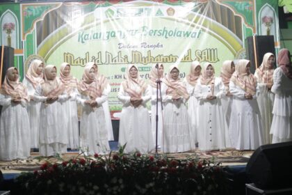 Tim Paduan Suara Pimpinan Ranting Fatayat Nahdlatul Ulama Kalanganyar, Karangankidul Benjeng turut memeriahkan peringatan Maulid Nabi Muhammad Saw di dusun setempat. Foto: ist/NUGres