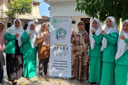 Sejumlah pengurus Bidang Media dan Informasi PC Fatayat NU Gresik mengabadikan momen bersama bersama Ibu Fien, dzuriyah alm. Nyai Hj Chuzaimah Mansur—sang Pendiri Fatayat NU, seusai melakukan perekaman video untuk tayangan podcast berjuluk OPERA. Foto: dok PC Fatayat NU Gresik