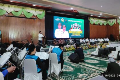 Pengurus Cabang Nahdlatul Ulama (PCNU) Gresik menggelar Resepsi Hari Santri Nasional 2025 sekaligus Halaqah Kepesantrenan di Masjid Agung Gresik, Kamis (23/10/2025), kegiatan ini menjadi momen kolaborasi nyata santri, kiai, dan Pemerintah Kabupaten Gresik. Foto: NUGres