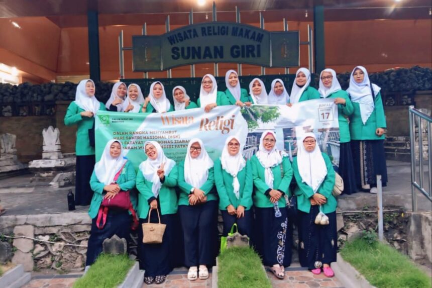 Menyambut Hari Santri Nasional 2025, Pimpinan Anak Cabang (PAC) Fatayat Nahdlatul Ulama Kebomas, menggelar Ziarah ke makam wali serta pendiri Fatayat NU. Foto: dok PAC Fatayat NU Kebomas/NUGres