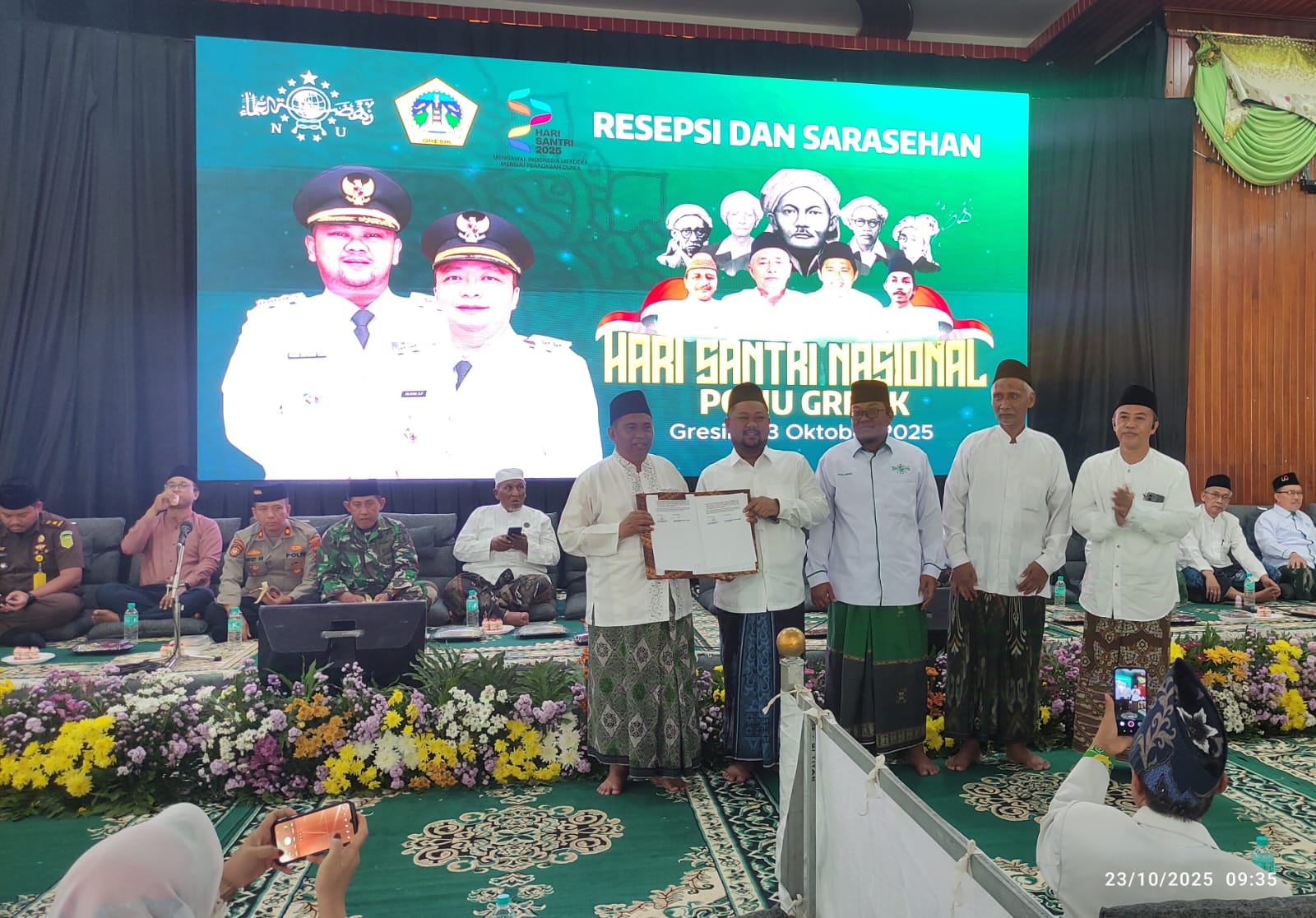 PCNU Gresik bersama Pemkab Gresik melakukan penandatanganan kerja sama dalam pemenuhan Hak Anak Pekerja Migran Indonesia. Foto: NUGres