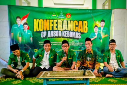 Ketua mandataris Pimpinan Anak Cabang Gerakan Pemuda Ansor Kebomas masa khidmah 2025–2028, Abdullah Faqih, S.T., S.Pd. (tengah). Foto: dok PAC GP Ansor Kebomas/NUGreso