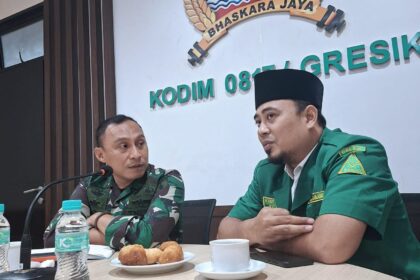 Ketua PC GP Ansor Gresik M Ludfi Khambali Abdillah saat melakukan kunjungan silaturrahmi dengan Komandan Kodim 0817/Gresik Letkol Inf Fadly Subur Karamaha, beberapa waktu lalu di Markas Kodim Gresik. Foto: dok PC GP Ansor Gresik/NUGres