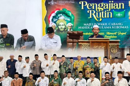 Mengawali rangkaian kegiatan peringatan Hari Santri Nasional 2025, MWCNU Kebomas Gresik menggelar pengajian rutin sekaligus berkirim doa pada Jumat (10/10/2025), untuk para Syuhada' serta Keluarga Besar Pondok Pesantren Al Khoziny. Foto: dok MWCNU Kebomas/NUGres