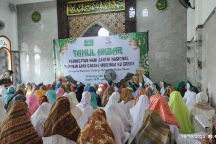Ratusan jamaah Tahlil Akbar yang diselenggarakan oleh Pimpinan Anak Cabang (PAC) Muslimat NU Gresik tampak khidmat mengikuti rangkaian acara yang berlangsung pada Ahad (19/10/2025). Foto: NUGres