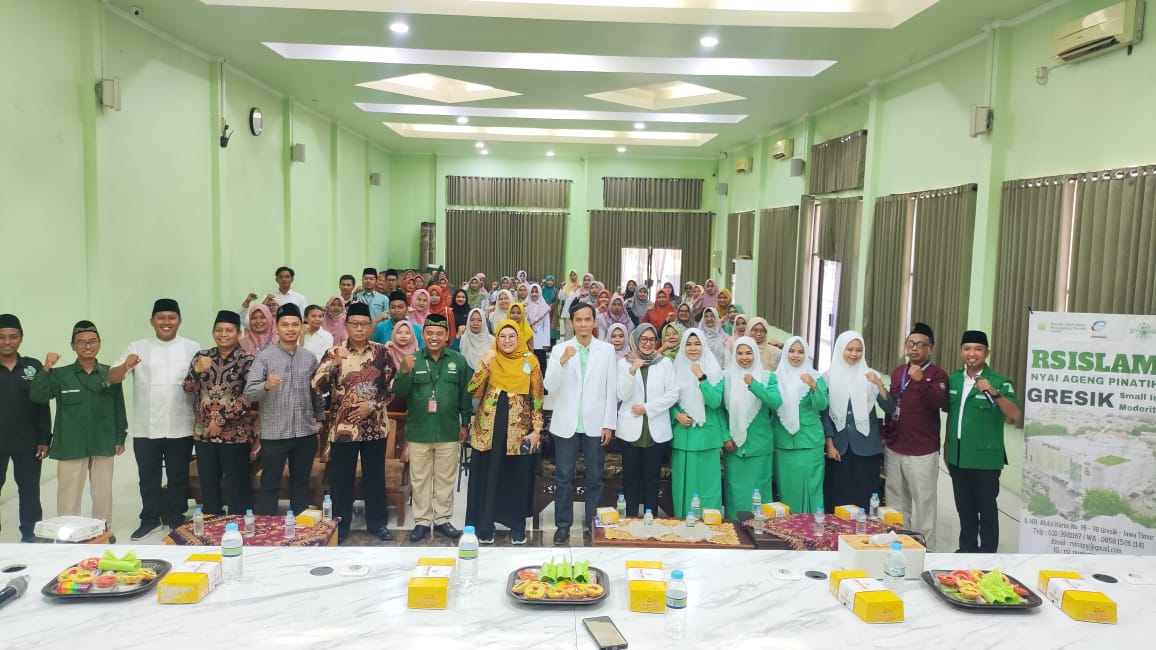 Peserta, narasumber, tamu undangan mengabadikan momen dengan foro bersama.