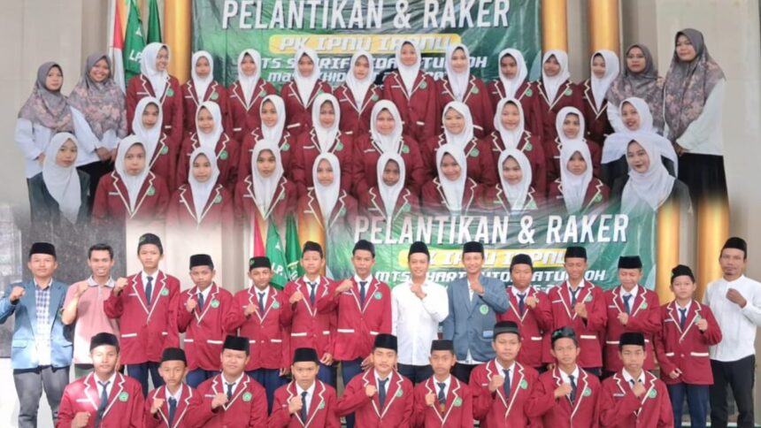 Jajaran pengurus Pimpinan Komisariat (PK) IPNU IPPNU MTs Syarif Hidayatullah Kedamean masa khidmat 2025 - 2026. Foto: dok PK IPNU IPPNU MTs Syarif Hidayatullah/NUGres