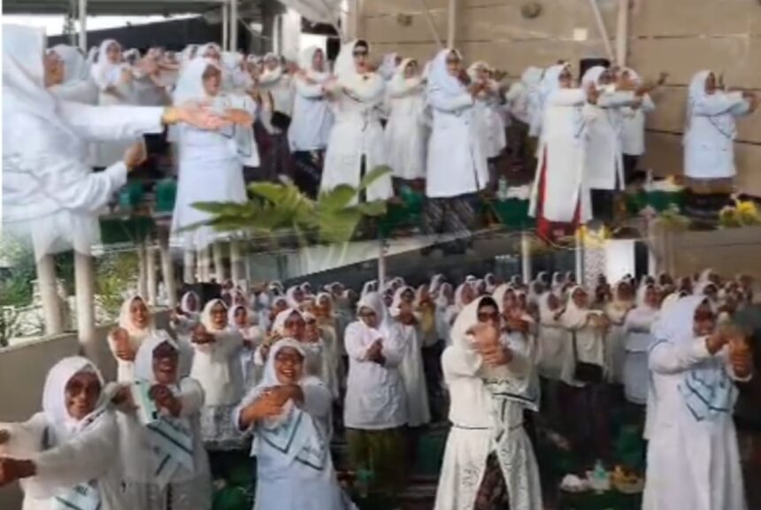 Ajak jaga kebugaran dalam spirit kebersamaan, Senam Lansia mewarnai peringatan Hari Santri Nasional 2025 yang diselenggarakan oleh Pimpinan Ranting (PR) Muslimat NU GKB II Gresik, Ahad (26/10/2025) pagi. Foto: dok PR Muslimat NU GKB II/NUGres