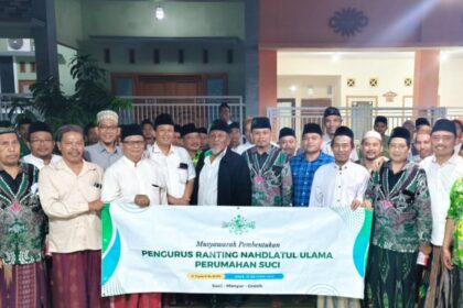 Jelang puncak peringatan Hari Santri Nasional 2025 MWCNU Manyar memfasilitasi terbentuknya kepengurusan baru Ranting Nahdlatul Ulama (NU) di kawasan Perumahan Pondok Permata Suci (PPS), Ahad (19/10/2025). Foto: NUGres