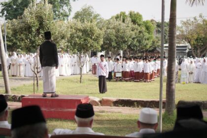 Upacara peringatan Hari Santri Nasional 2025, Rabu (22/10/2025) pagi, di Pondok Pesantren Ihyaul Ulum Dukun Gresik berlangsung khidmat dan sarat makna. Foto: dok Ponpes Ihyaul Ulum Dukun/NUGres