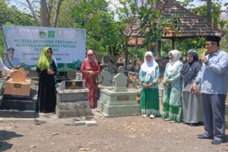 PC Fatayat NU Gresik menggelar kegiatan Peletakan Paving Pertama sebagai tanda dimulainya renovasi makbarah pendiri Fatayat NU, almarhumah Nyai Hj. Chuzaimah Mansur, Rabu (15/10/2025). Foto: dok PC Fatayat NU Gresik/NUGres
