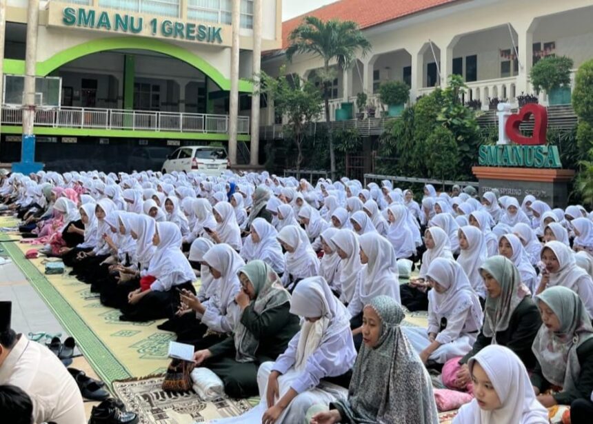 Diawali dengan shalat Dhuha berjamaah, warga sekolah SMA Nahdlatul Ulama 1 Gresik menggelar shalat ghaib dan doa bersama untuk para korban musibah Pondok Pesantren Al Khoziny. Foto: ist/NUGres